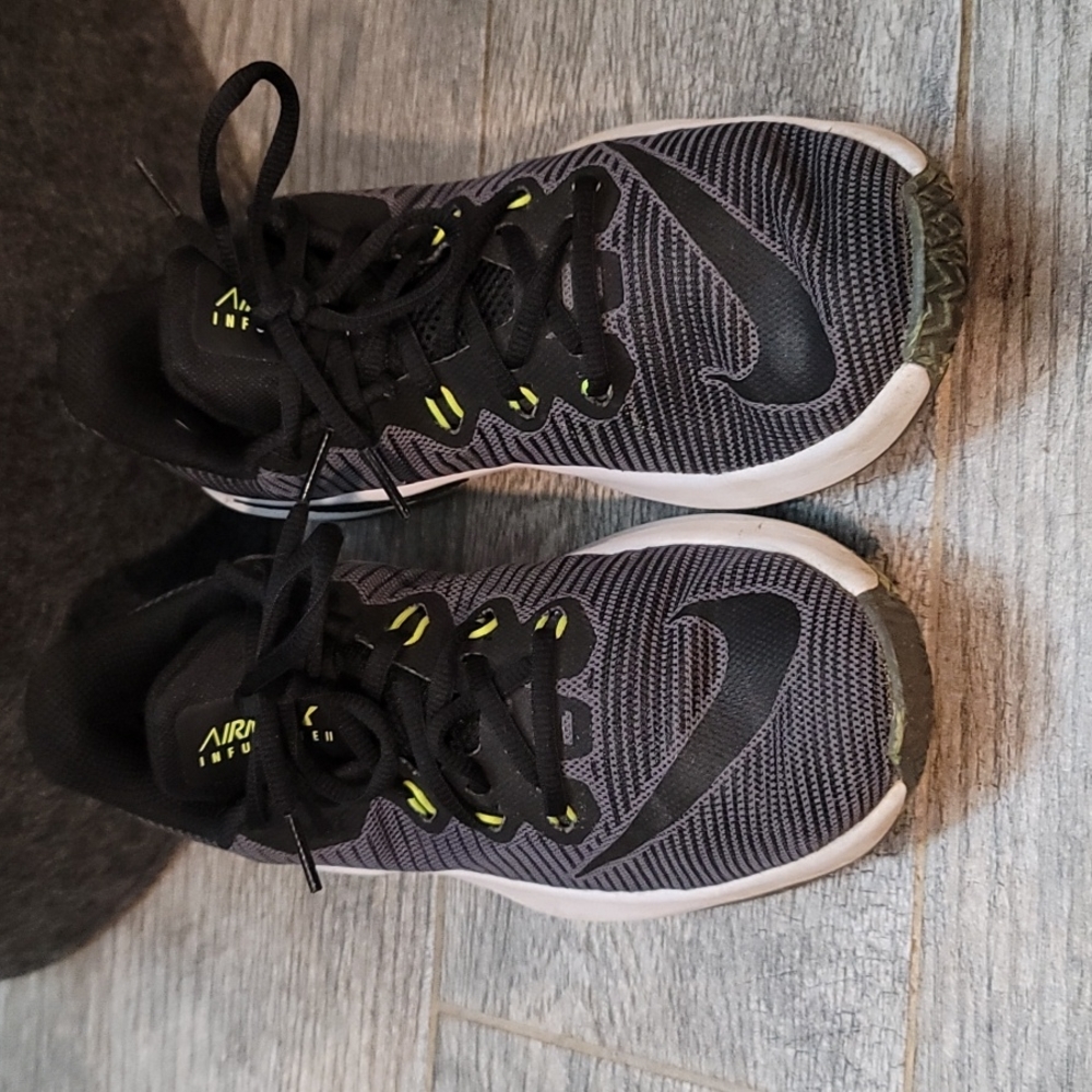 Tennis shoes